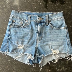 Levi mid rise Jean shorts. Size 25 like new condition!